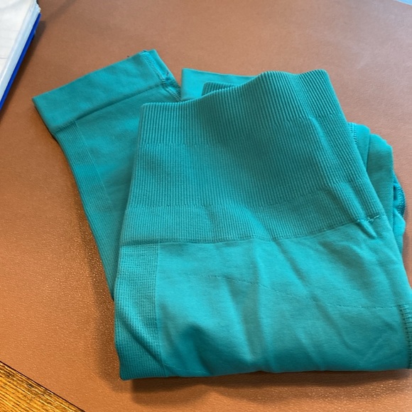 Lululemon Workout Set of 4 | Size 0 leggings, Size 4 tanks in GUC - Picture 5 of 13